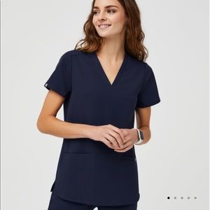 FIGS Casma 3 Pocket Top (set of 2)